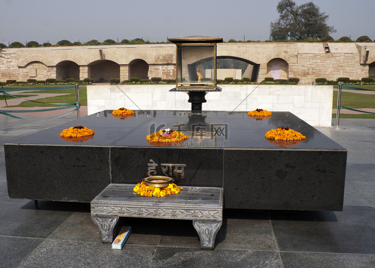 火葬甘地的地方有永恒火焰的祭坛