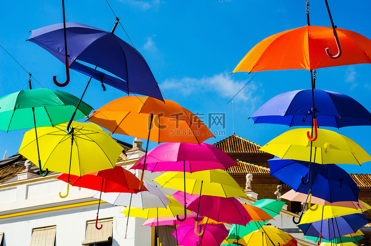 五颜六色的雨伞城市街道装饰。