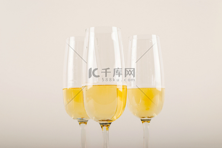 玻璃杯中的豪华香槟，庆祝新年或