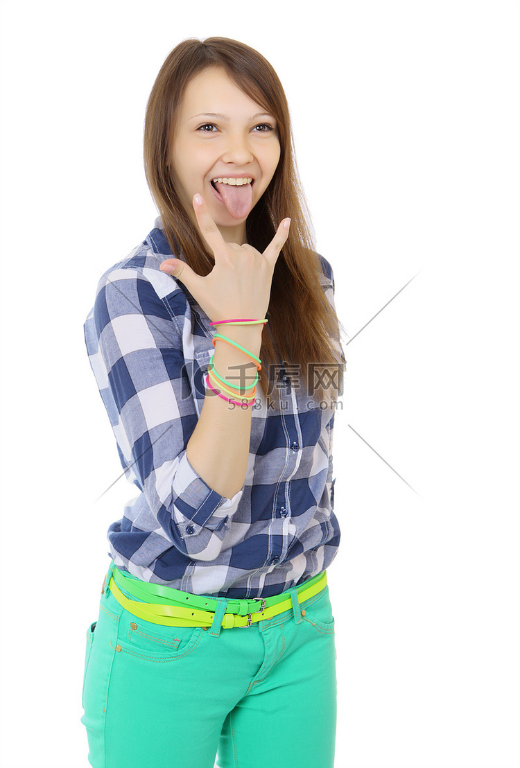 十几岁的女孩展示舌头并制作手角