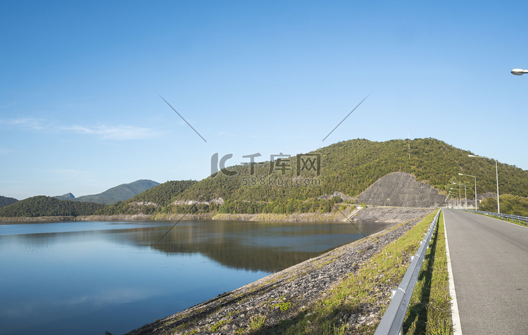 高速公路桥梁上的安全钢护栏旨在