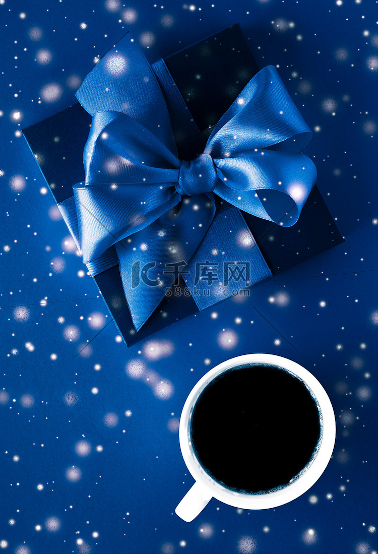 蓝色平底背景上的寒假礼盒、咖啡