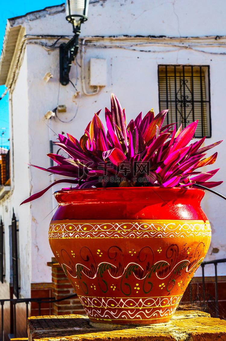 花座上漂亮的陶瓷花盆，城市空间