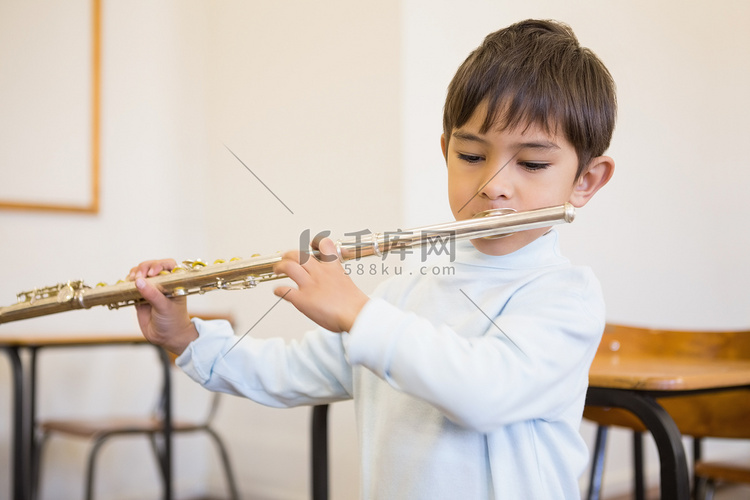 可爱的小学生在教室里吹笛子