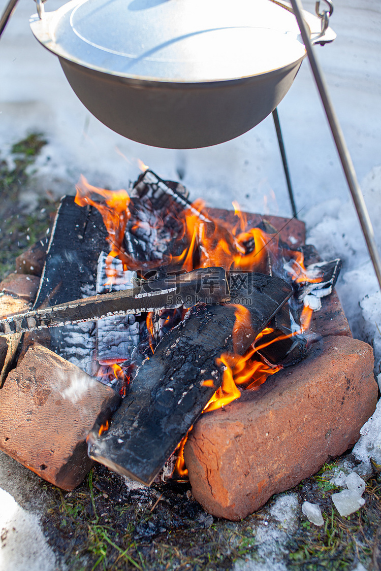 火上挂着一个用来煮食物的锅。