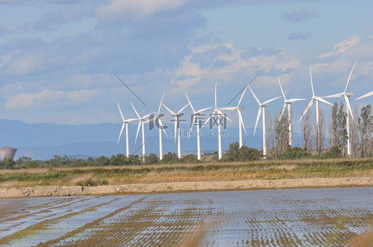 法国卡马格充满风力涡轮机的景观
