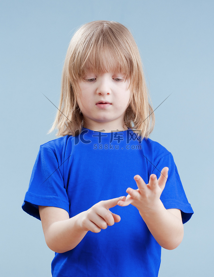 孩子用手指数