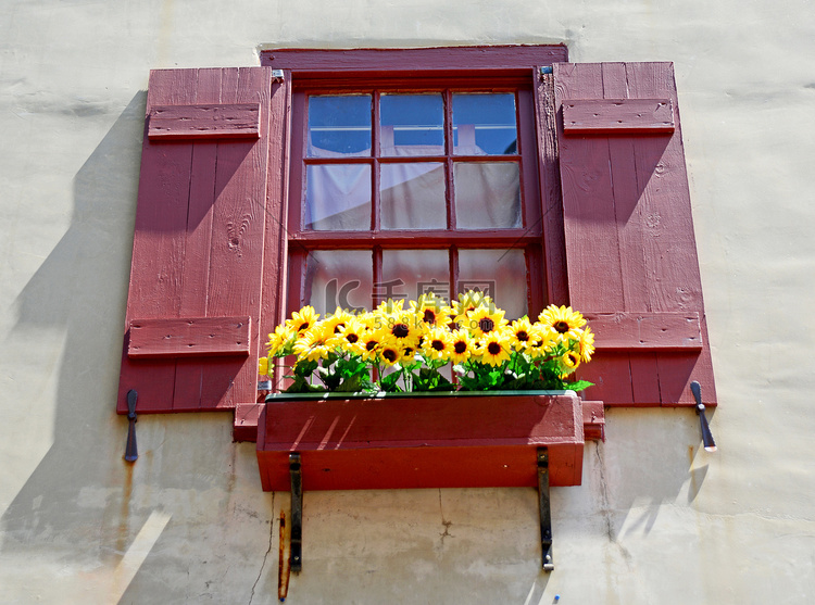 有向日葵文艺复兴欧洲村庄的窗口