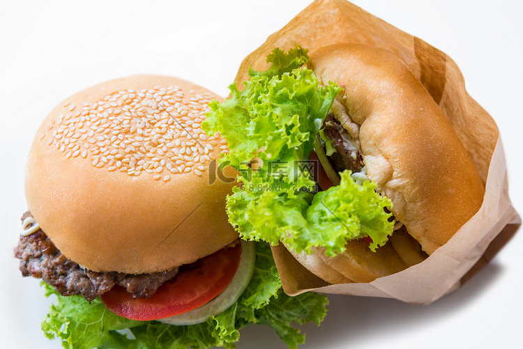 白桌上的两个汉堡包的顶视图