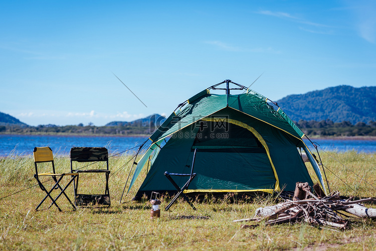 湖边露营绿色帐篷