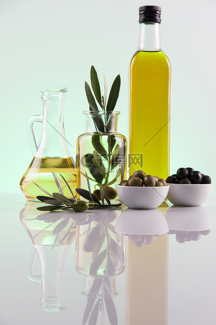 橄榄油瓶、橄榄枝和食用油
