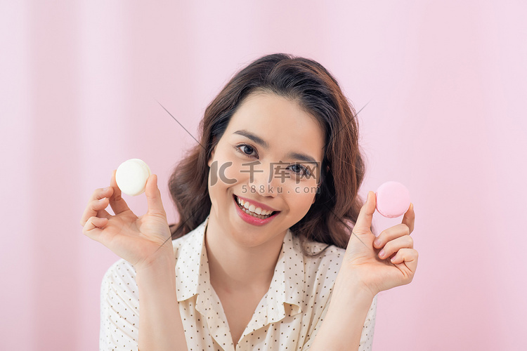 特写年轻的亚洲女人在粉红色背景