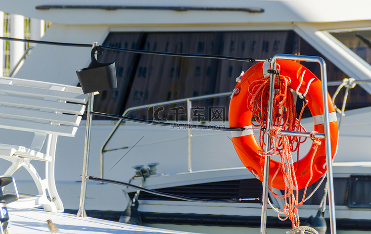 船边橙色救生圈，海上救生必备工