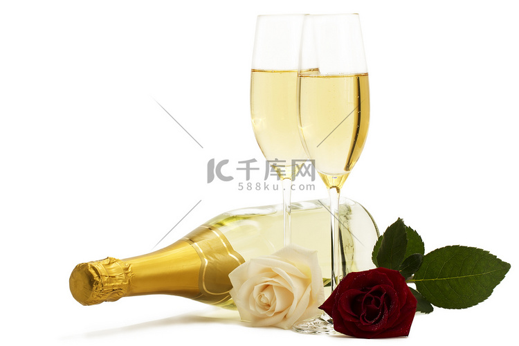 红色和奶油色玫瑰，配两个香槟酒