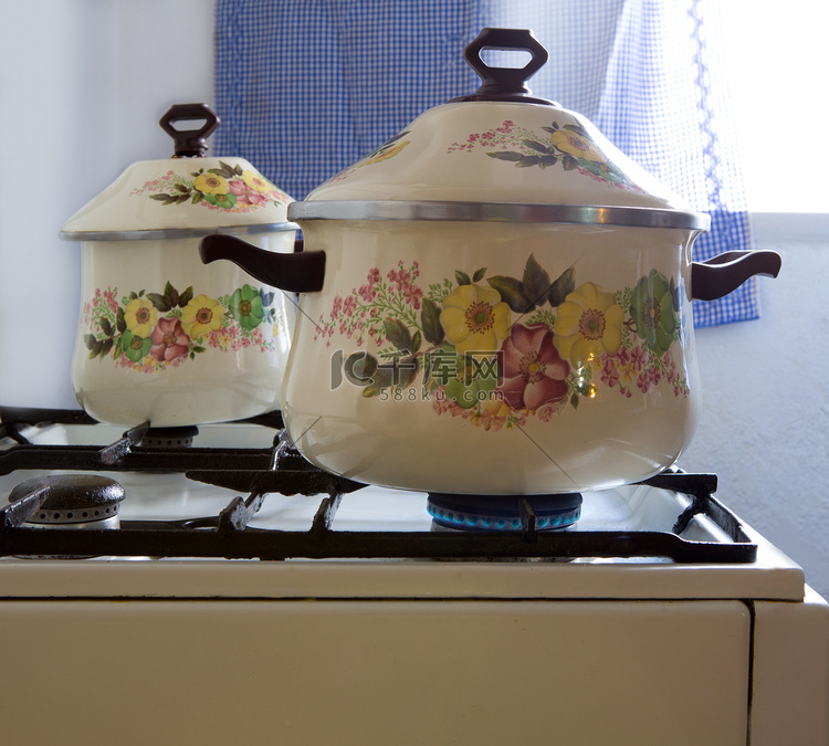 带锅碗瓷器的复古老式厨房