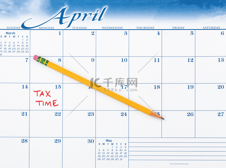用铅笔在日历上用红色标记的纳税