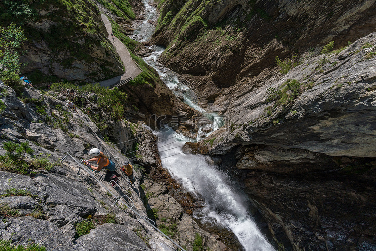 通过飞拉达在奥地利的瀑布