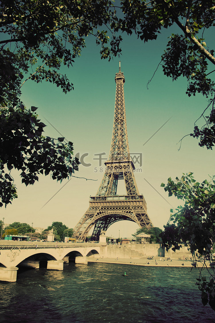 埃菲尔铁塔和法国巴黎塞纳河上的