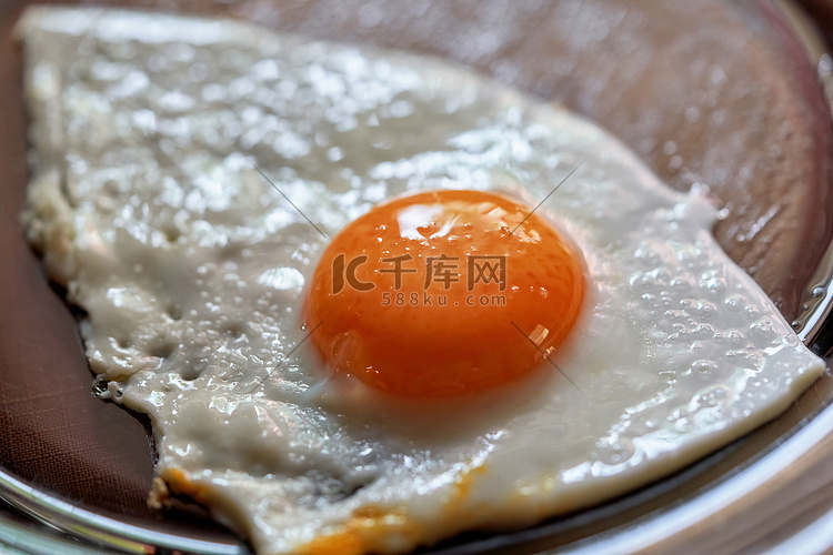 透明盘子里全圆蛋黄的煎蛋