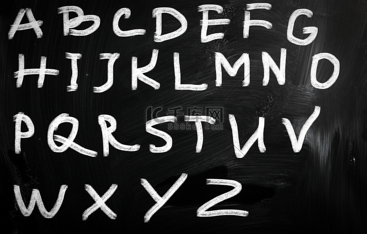 黑板上用白色粉笔手写的英文字母