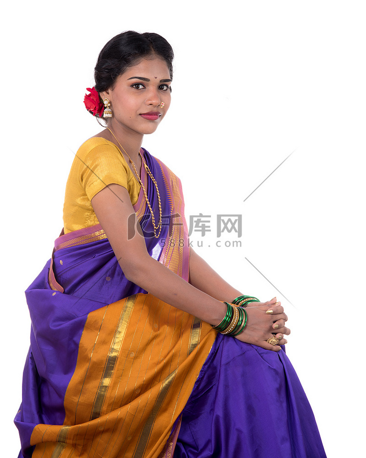 美丽的印度年轻女孩穿着白色背景