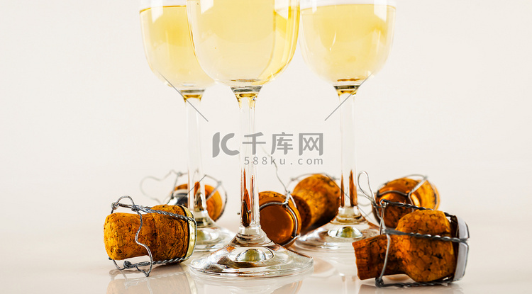 玻璃杯中的豪华香槟，庆祝新年或