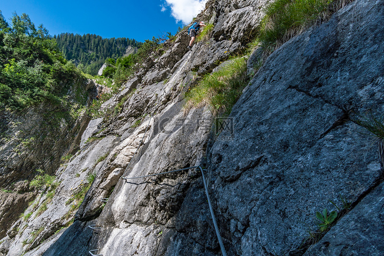 通过飞拉达在奥地利的瀑布