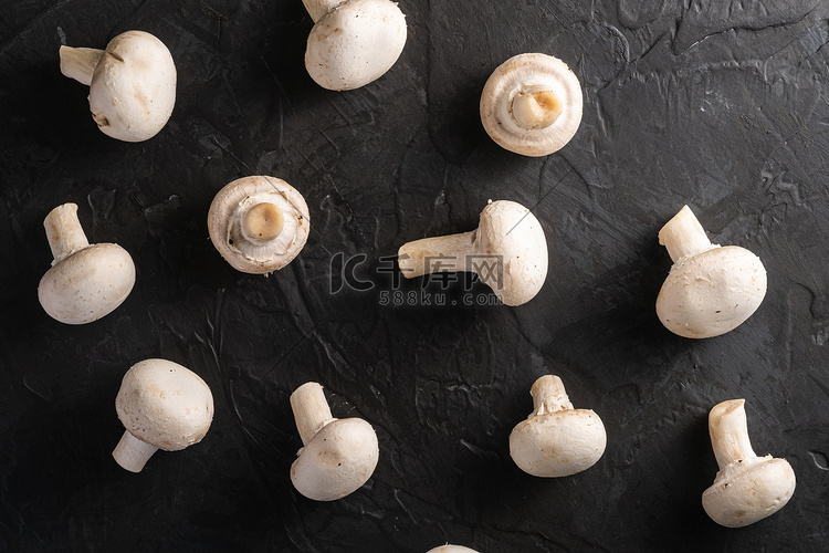 深黑色纹理背景中的香菇健康食品