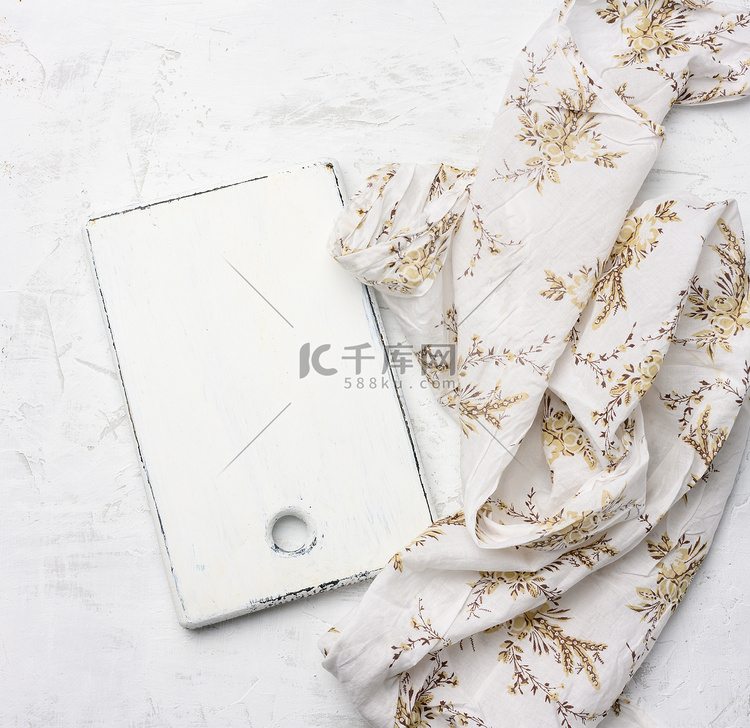 白色纺织桌布上的矩形白色切菜板