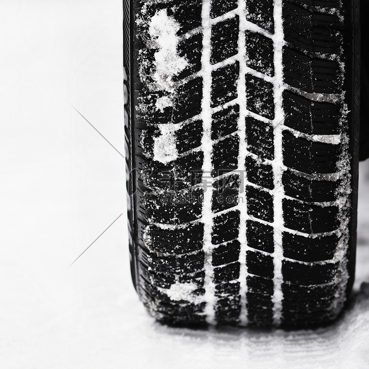 冬季道路上的汽车轮胎。