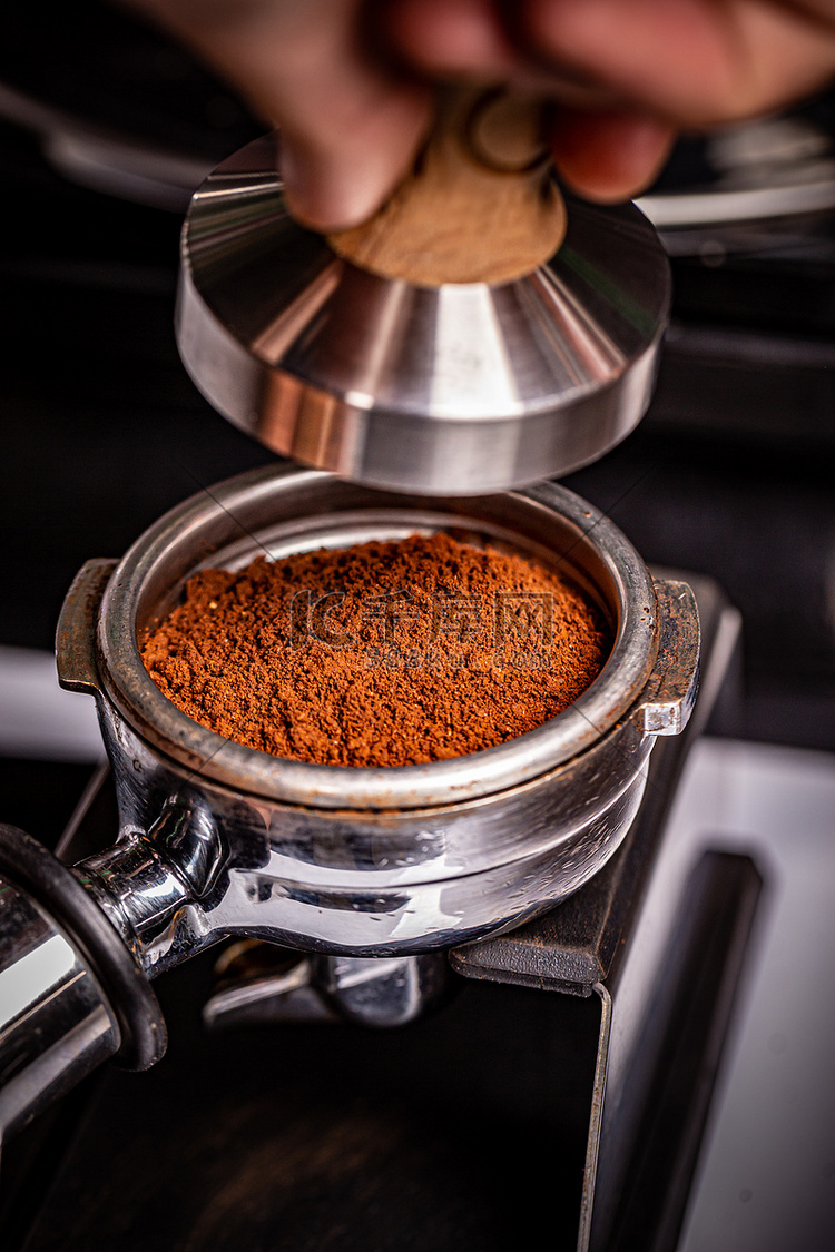 咖啡师压咖啡粉