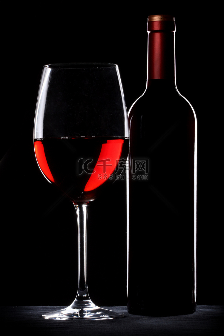 红酒瓶和玻璃