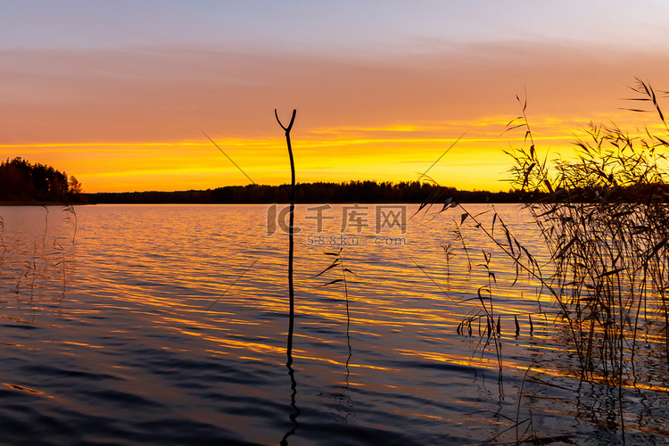 秋日傍晚钓鱼后湖上美丽的夕阳 