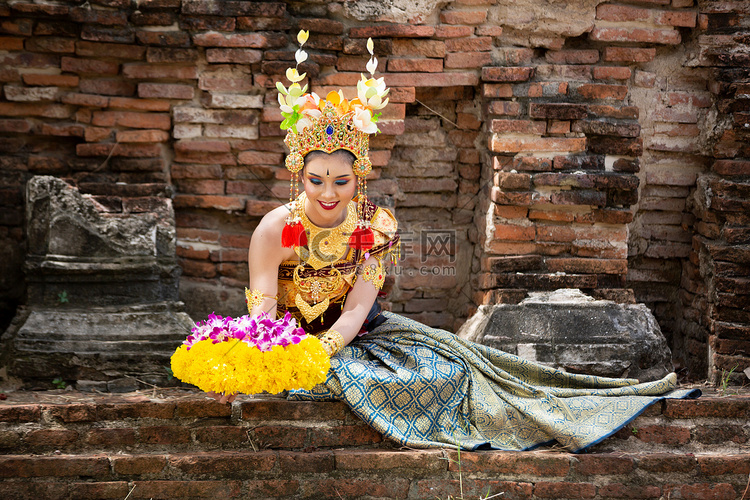 印度尼西亚 身着传统服饰的年轻