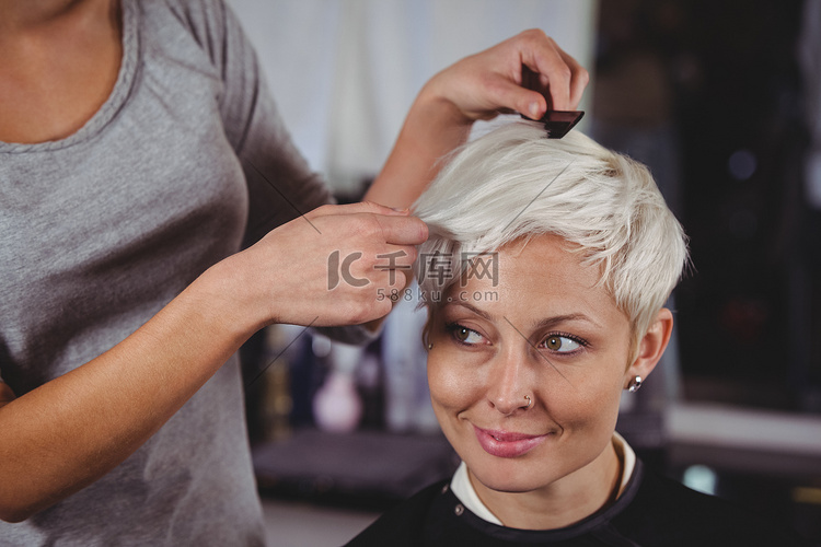 正在修剪头发的女性