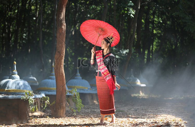 泰国苏林大象村，身穿本土文化服