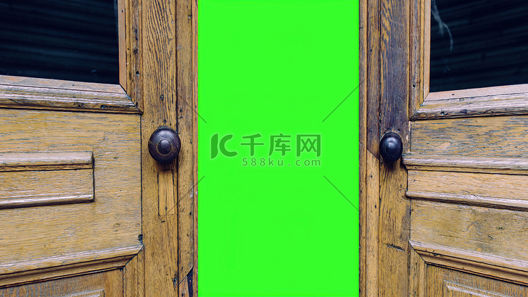 绿色屏幕上的木门