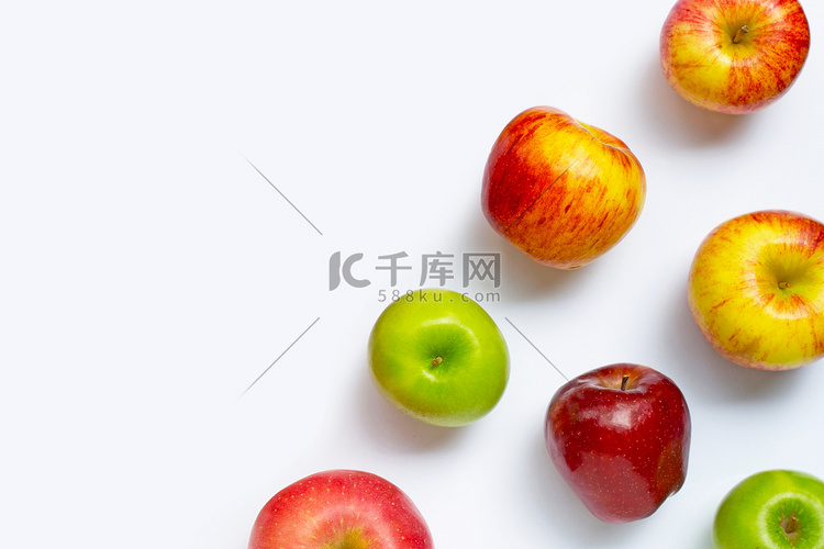 白色背景上的新鲜苹果。