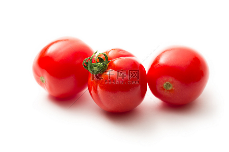 在白色的新鲜西红柿