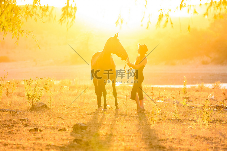 有马的女孩在日落背光的光芒中