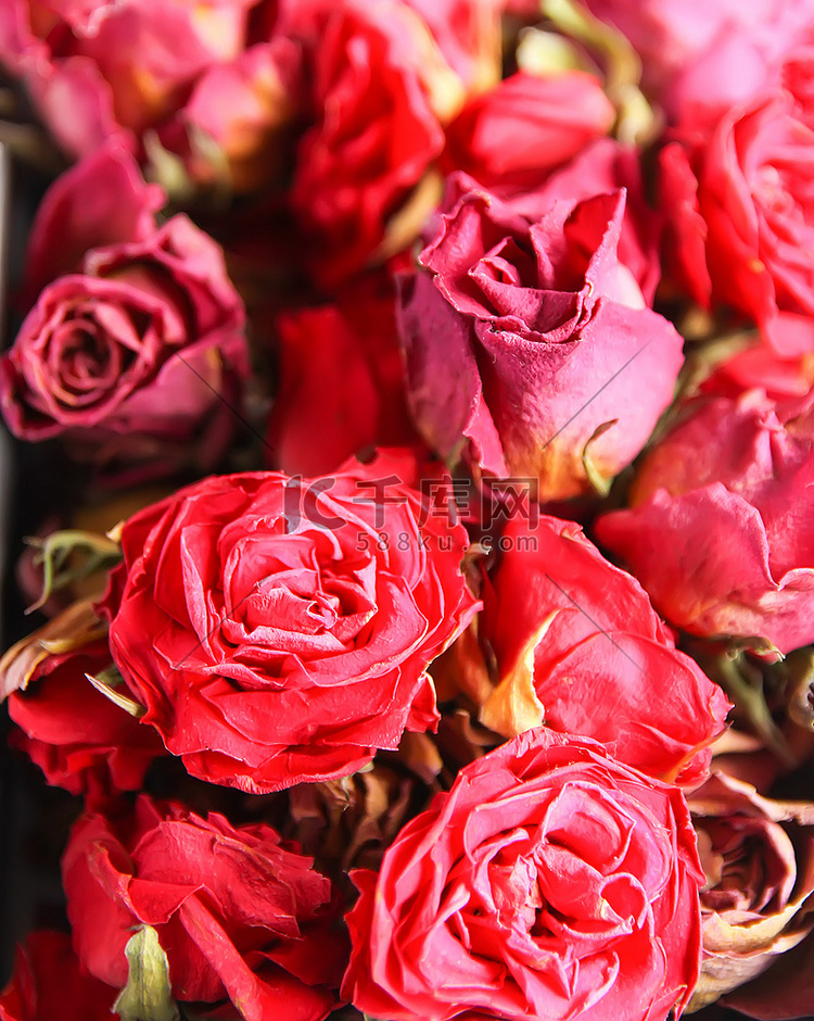 打开的纸箱中的红玫瑰干花蕾、花