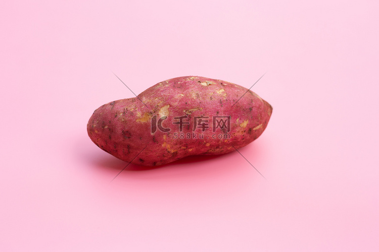 粉红色背景上的红薯。