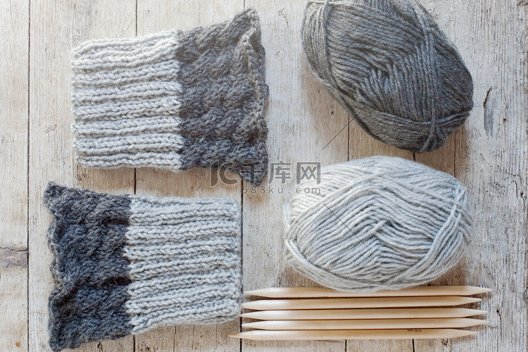 羊毛灰色暖腿套、织针和纱线