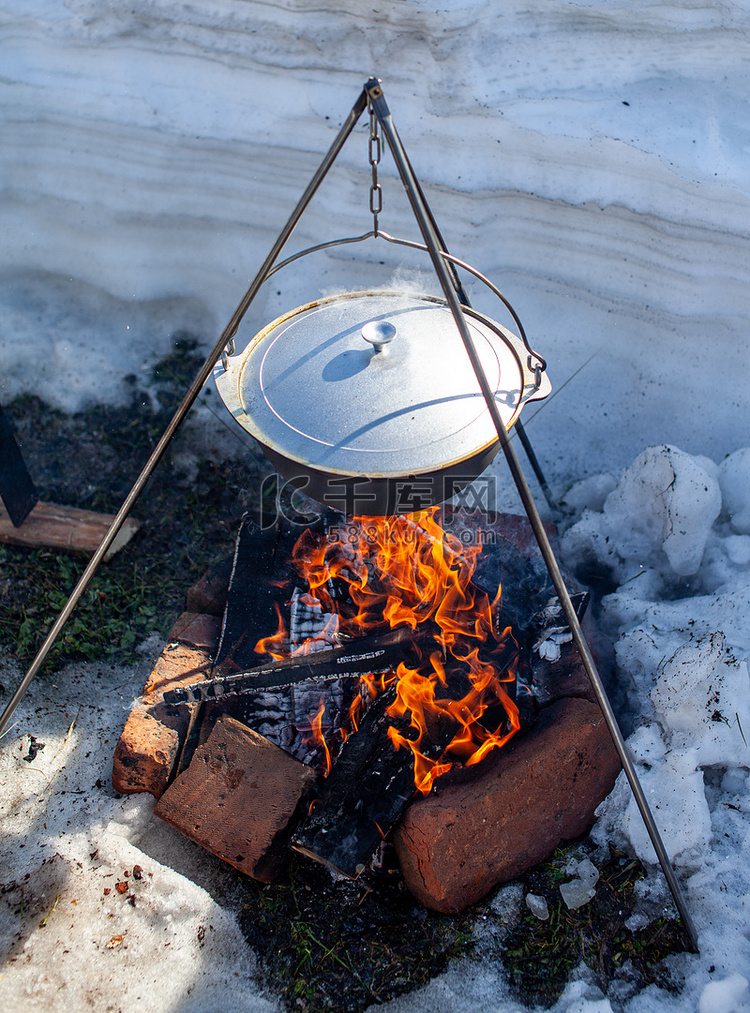 火上挂着一个用来煮食物的锅。