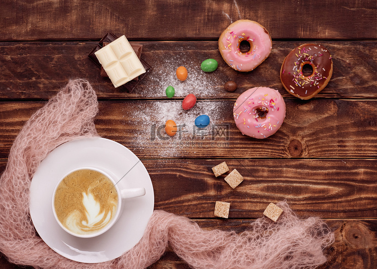 木制背景中的咖啡、饼干、甜甜圈