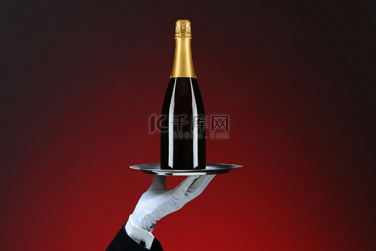 侍者手的特写镜头和有香槟瓶的银