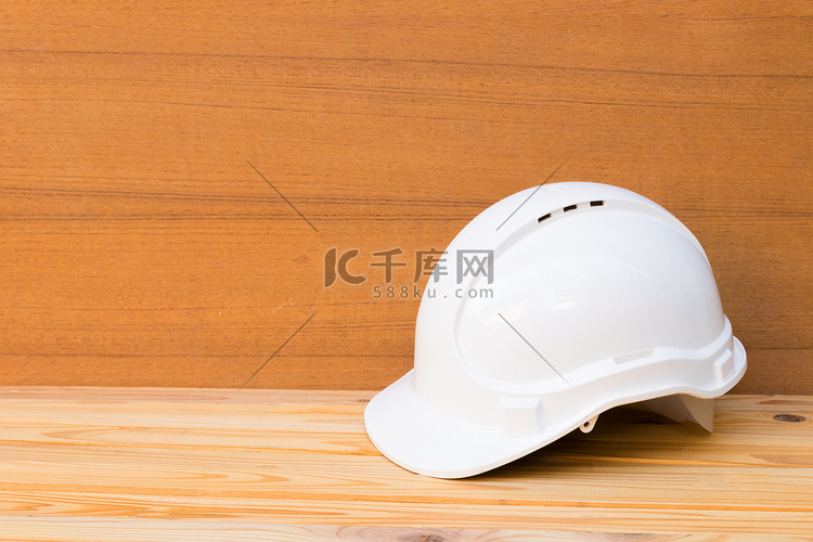 白色安全头盔塑料工程施工在木地