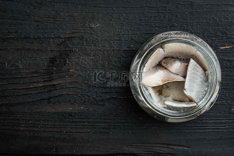 鲱鱼罐头，鱼蜜饯，在玻璃罐中，