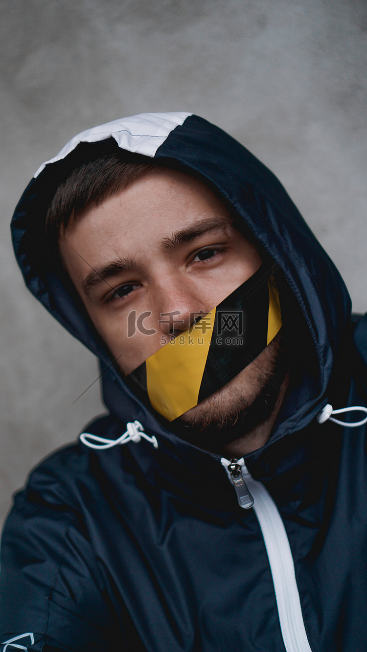嘴上缠着胶带的男人