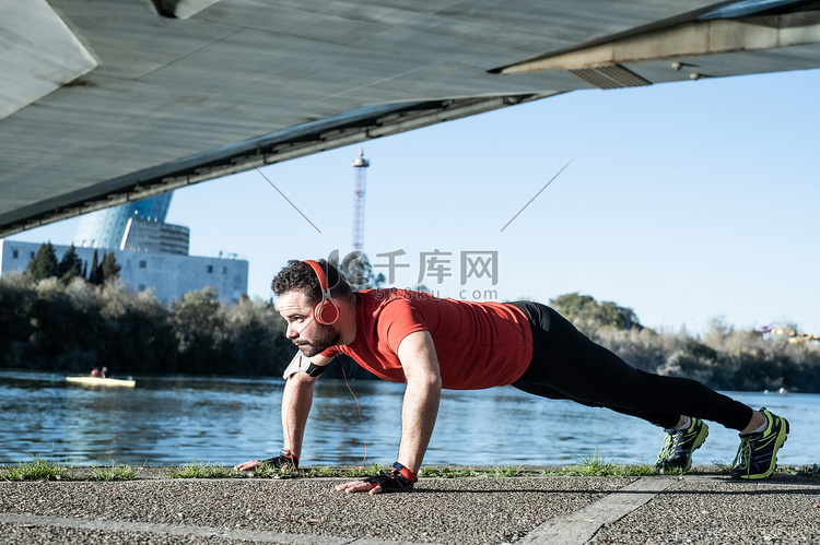 在城市环境中，年轻人穿着红色 